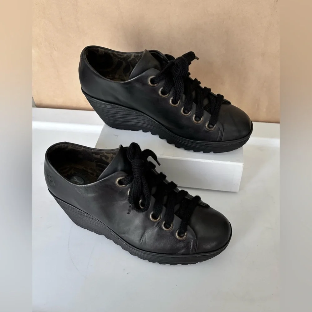 London Fly Wedge Lace Up Platform Black Leather Camo Lining Size 41 = 10 - 10.5